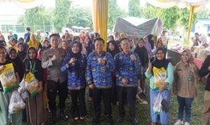 Pemerintah Kota (Pemkot) Prabumulih melalui Dinas Perindustrian dan Perdagangan (Disperindag) menggelar kegiatan Pasar Murah di halaman Kantor Lurah Muara Dua, pada hari Selasa, tanggal 17 Desember 2024. (foto : kotaprabumulih.go.id)