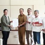 Penjabat (Pj.) Wali Kota Prabumulih, H. Elman, menghadiri acara audiensi Komite Olahraga Nasional Indonesia (KONI) Kota Prabumulih dengan Pemerintah Kota (Pemkot) Prabumulih, pada hari Selasa, tanggal 17 Desember 2024. (foto : kotaprabumulih.go.id)