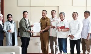 Penjabat (Pj.) Wali Kota Prabumulih, H. Elman, menghadiri acara audiensi Komite Olahraga Nasional Indonesia (KONI) Kota Prabumulih dengan Pemerintah Kota (Pemkot) Prabumulih, pada hari Selasa, tanggal 17 Desember 2024. (foto : kotaprabumulih.go.id)