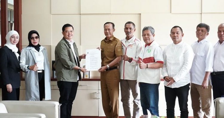 Penjabat (Pj.) Wali Kota Prabumulih, H. Elman, menghadiri acara audiensi Komite Olahraga Nasional Indonesia (KONI) Kota Prabumulih dengan Pemerintah Kota (Pemkot) Prabumulih, pada hari Selasa, tanggal 17 Desember 2024. (foto : kotaprabumulih.go.id) Penjabat (Pj.) Wali Kota Prabumulih, H. Elman, menghadiri acara audiensi Komite Olahraga Nasional Indonesia (KONI) Kota Prabumulih dengan Pemerintah Kota (Pemkot) Prabumulih, pada hari Selasa, tanggal 17 Desember 2024. (foto : kotaprabumulih.go.id)