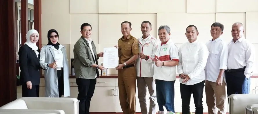 Penjabat (Pj.) Wali Kota Prabumulih, H. Elman, menghadiri acara audiensi Komite Olahraga Nasional Indonesia (KONI) Kota Prabumulih dengan Pemerintah Kota (Pemkot) Prabumulih, pada hari Selasa, tanggal 17 Desember 2024. (foto : kotaprabumulih.go.id) Penjabat (Pj.) Wali Kota Prabumulih, H. Elman, menghadiri acara audiensi Komite Olahraga Nasional Indonesia (KONI) Kota Prabumulih dengan Pemerintah Kota (Pemkot) Prabumulih, pada hari Selasa, tanggal 17 Desember 2024. (foto : kotaprabumulih.go.id)