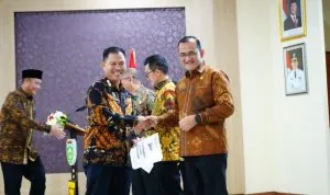 Kepala Dinas Kota Prabumulih, Drs. Mulyadi Musa, M.Si, sukses menyelesaikan Pelatihan Kepemimpinan Nasional yang diselenggarakan dari tanggal 27 Agustus sampai dengan 21 Desember 2024 di Palembang.