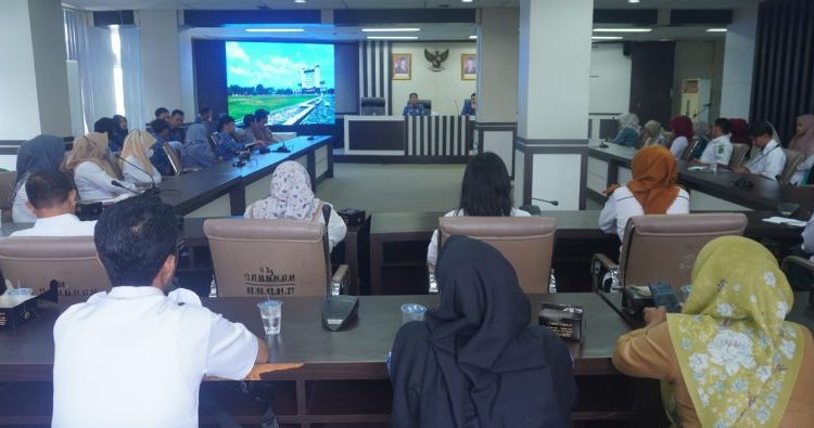 Kepala Dinas Komunikasi dan Informatika (Kominfo) Kota Prabumulih, Mulyadi Musa, didampingi Kepala Bidang Teknologi Informasi dan Komunikasi (TIK), Wingki, memimpin Rapat Koordinasi bersama seluruh Operator Sistem Pemerintahan Berbasis Elektronik (SPBE) di lingkungan Pemerintah Kota (Pemkot) Prabumulih. (foto : kotaprabumulih.go.id)
