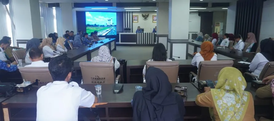 Kepala Dinas Komunikasi dan Informatika (Kominfo) Kota Prabumulih, Mulyadi Musa, didampingi Kepala Bidang Teknologi Informasi dan Komunikasi (TIK), Wingki, memimpin Rapat Koordinasi bersama seluruh Operator Sistem Pemerintahan Berbasis Elektronik (SPBE) di lingkungan Pemerintah Kota (Pemkot) Prabumulih. (foto : kotaprabumulih.go.id)