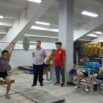 Ketua Pengurus Provinsi Perkumpulan Angkat Besi Seluruh Indonesia Sumatera Selatan, Hendri Zainuddin, menyaksikan atlet menjalani latihan. (foto : dokumen pribadi Hendri Zainuddin)