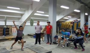 Ketua Pengurus Provinsi Perkumpulan Angkat Besi Seluruh Indonesia Sumatera Selatan, Hendri Zainuddin, menyaksikan atlet menjalani latihan. (foto : dokumen pribadi Hendri Zainuddin)