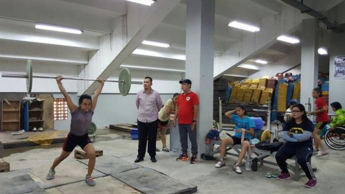 Ketua Pengurus Provinsi Perkumpulan Angkat Besi Seluruh Indonesia Sumatera Selatan, Hendri Zainuddin, menyaksikan atlet menjalani latihan. (foto : dokumen pribadi Hendri Zainuddin)