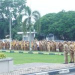 Penjabat Wali Kota Prabumulih, H. Elman, S.T, M.M., memimpin apel bulanan yang berlangsung pada hari Senin pagi tanggal 6 Januari 2025 di halaman Kantor Pemerintah Kota Prabumulih.