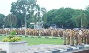 Penjabat Wali Kota Prabumulih, H. Elman, S.T, M.M., memimpin apel bulanan yang berlangsung pada hari Senin pagi tanggal 6 Januari 2025 di halaman Kantor Pemerintah Kota Prabumulih.