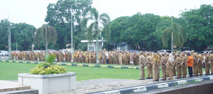 Penjabat Wali Kota Prabumulih, H. Elman, S.T, M.M., memimpin apel bulanan yang berlangsung pada hari Senin pagi tanggal 6 Januari 2025 di halaman Kantor Pemerintah Kota Prabumulih.