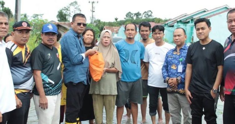 Walikota Prabumulih terpilih, H. Arlan meninjau lokasi banjir di wilayah Kota Prabumulih pada hari Jumat tanggal 17 Januari 2025. Walikota Prabumulih terpilih, H. Arlan meninjau lokasi banjir di wilayah Kota Prabumulih pada hari Jumat tanggal 17 Januari 2025.