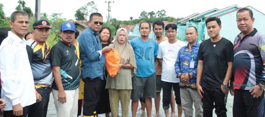 Walikota Prabumulih terpilih, H. Arlan meninjau lokasi banjir di wilayah Kota Prabumulih pada hari Jumat tanggal 17 Januari 2025.