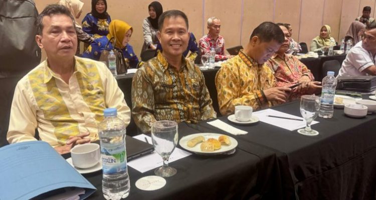 Penjabat Wali Kota Prabumulih menghadiri Rakor dan High Level Meeting TPID Se-Sumatera Selatan Sekaligus Sosialissi Kegiatan Pemeriksaan Kesehatan Gratis di Ballrom Hotel Aryaduta Palembang, pada hari kamis, tanggal 23 Januari 2025.