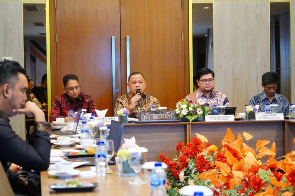 Penjabat Bupati Musi Banyuasin H. Sandi Fahlepi menghadiri Rapat Umum Pemegang Saham Luar Biasa (RUPS-LB) Rencana Kerja dan Anggaran (RKA) PT Petro Muba (Perseroda) di Hotel The Excelton Palembang, pada hari Senin tanggal 30 Desember 2024.