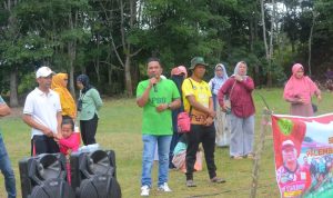 Ketua Umum Sekolah Sepak Bola Palembang Soccer Skills, Edi Triono, S.T., memberikan kata sambutan pada acara launching di Desa Sungai Rambutan, Kecamatan Indralaya Utara, Kabupaten Ogan Ilir, pada hari Minggu, tanggal 23 Februari 2025.