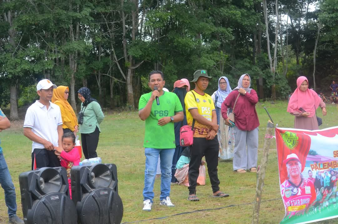 Ketua Umum Sekolah Sepak Bola Palembang Soccer Skills, Edi Triono, S.T., memberikan kata sambutan pada acara launching di Desa Sungai Rambutan, Kecamatan Indralaya Utara, Kabupaten Ogan Ilir, pada hari Minggu, tanggal 23 Februari 2025.