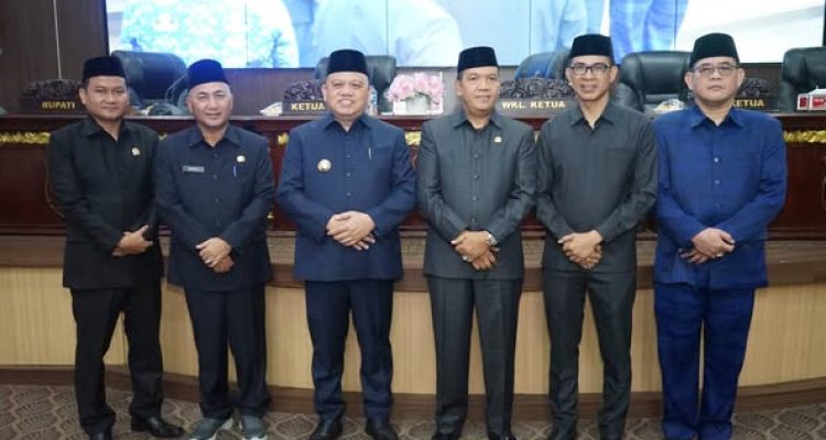 Penjabat Bupati Muba H. Sandi Fahlepi menyampaikan Laporan Keterangan Pertanggungjawaban (LKPJ) Tahun Anggaran 2024 sekaligus menjadi momen perpisahan bagi dirinya dengan masyarakat, DPRD Muba serta jajaran Pemerintah Kabupaten Muba di ruang rapat Paripurna DPRD Muba pada Senin tanggal 17 Februari 2025.