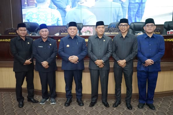 Penjabat Bupati Muba H. Sandi Fahlepi menyampaikan Laporan Keterangan Pertanggungjawaban (LKPJ) Tahun Anggaran 2024 sekaligus menjadi momen perpisahan bagi dirinya dengan masyarakat, DPRD Muba serta jajaran Pemerintah Kabupaten Muba di ruang rapat Paripurna DPRD Muba pada Senin tanggal 17 Februari 2025.