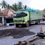 Suasana perbaikan jalan rusak di Jalan Lintas Lubuk Linggau - Sekayu, tepatnya di Kelurahan Ngulak, pada hari Senin, tanggal 25 Februari 2025.