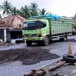 Suasana perbaikan jalan rusak di Jalan Lintas Lubuk Linggau - Sekayu, tepatnya di Kelurahan Ngulak, pada hari Senin, tanggal 25 Februari 2025.