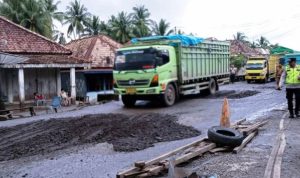Suasana perbaikan jalan rusak di Jalan Lintas Lubuk Linggau - Sekayu, tepatnya di Kelurahan Ngulak, pada hari Senin, tanggal 25 Februari 2025.