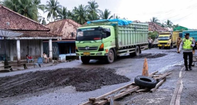 Suasana perbaikan jalan rusak di Jalan Lintas Lubuk Linggau - Sekayu, tepatnya di Kelurahan Ngulak, pada hari Senin, tanggal 25 Februari 2025.