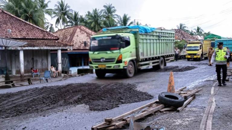 Suasana perbaikan jalan rusak di Jalan Lintas Lubuk Linggau - Sekayu, tepatnya di Kelurahan Ngulak, pada hari Senin, tanggal 25 Februari 2025.