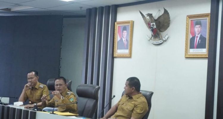 Wali Kota Prabumulih, H. Arlan, bersama Wakil Wali Kota, Franky Narsil, S.Kom, M.M, memimpin rapat koordinasi perdana (rapat bulanan) di Kantor Pemerintah Kota Prabumulih.