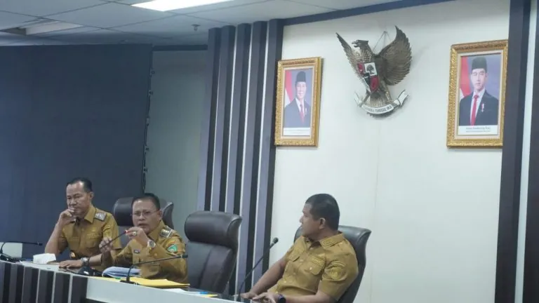 Wali Kota Prabumulih, H. Arlan, bersama Wakil Wali Kota, Franky Narsil, S.Kom, M.M, memimpin rapat koordinasi perdana (rapat bulanan) di Kantor Pemerintah Kota Prabumulih.