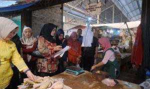 Jelang Hari Raya Idul Fitri, Pemkab Muba Sidak Pemantauan Harga dan Stok Barang Kebutuhan Pokok ke pasar tradisional Randik, pada hari Kamis tanggal 20 maret 2025.