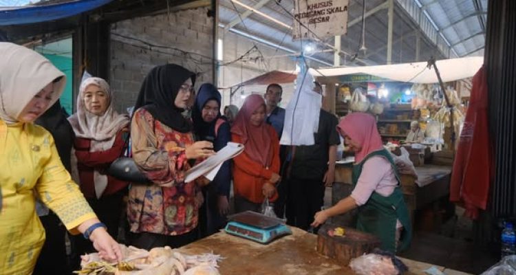 Jelang Hari Raya Idul Fitri, Pemkab Muba Sidak Pemantauan Harga dan Stok Barang Kebutuhan Pokok ke pasar tradisional Randik, pada hari Kamis tanggal 20 maret 2025.