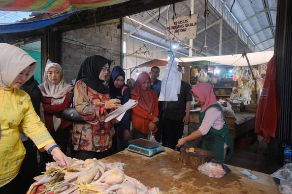 Jelang Hari Raya Idul Fitri, Pemkab Muba Sidak Pemantauan Harga dan Stok Barang Kebutuhan Pokok ke pasar tradisional Randik, pada hari Kamis tanggal 20 maret 2025.
