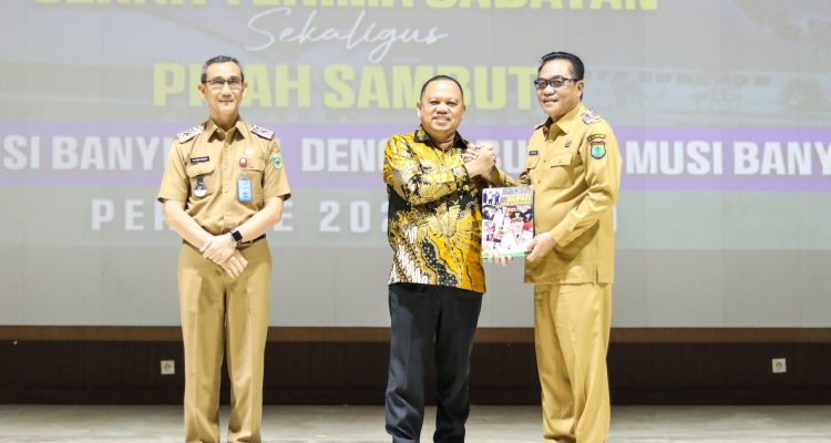 Kegiatan Serah Terima Jabatan sekaligus Pisah Sambut Antara Pj. Bupati Musi Banyuasin 2024-2025 Sandi Fahlepi, S.P, M.Si., dengan Bupati dan Wakil Bupati Musi Banyuasin Periode 2025–2030, HM Toha S.H -Rohman dilakukan di Opproom Pemkab Muba, pada Senin tanggal 3 Maret 2025.