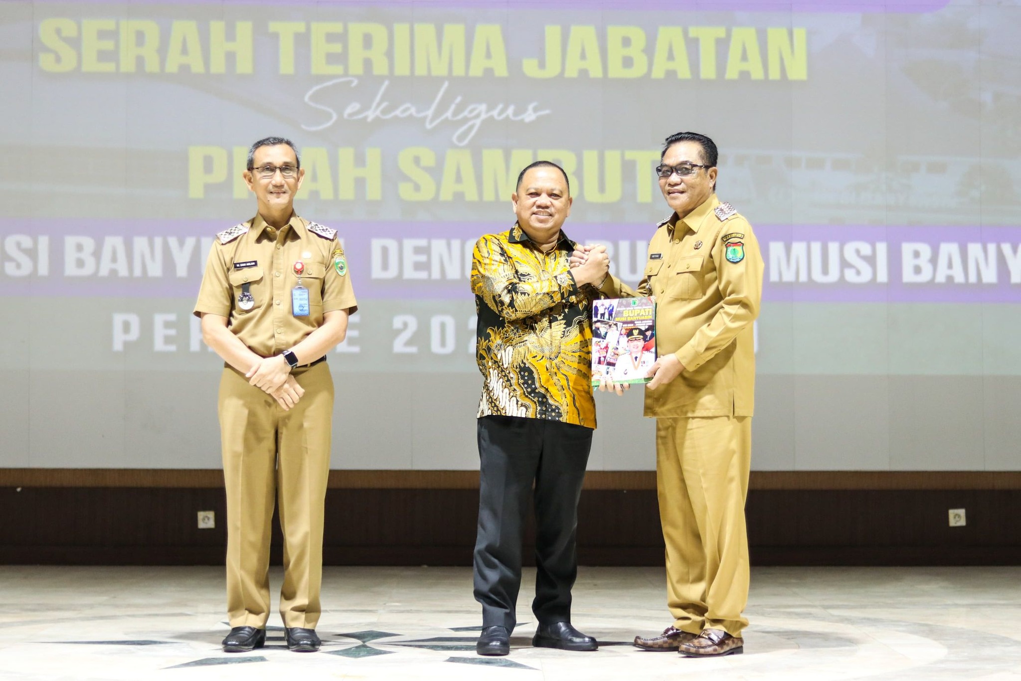 Kegiatan Serah Terima Jabatan sekaligus Pisah Sambut Antara Pj. Bupati Musi Banyuasin 2024-2025 Sandi Fahlepi, S.P, M.Si., dengan Bupati dan Wakil Bupati Musi Banyuasin Periode 2025–2030, HM Toha S.H -Rohman dilakukan di Opproom Pemkab Muba, pada Senin tanggal 3 Maret 2025.