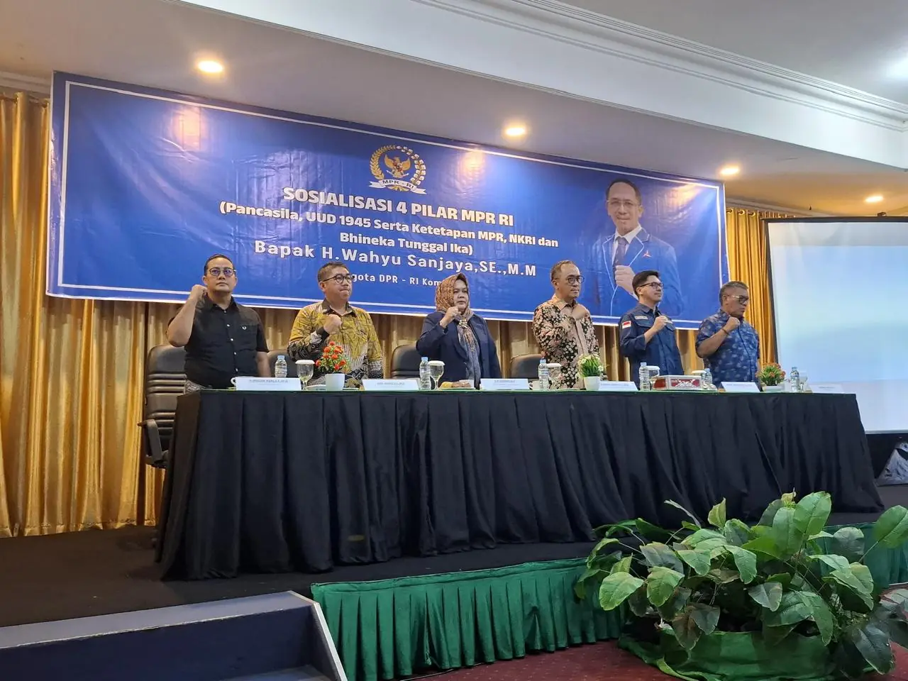 Sosialisasi Empat Pilar Majelis Permusyawaratan Rakyat (MPR) sukses dilaksanakan di Hotel Serasan, Kabupaten Muara Enim, pada hari Selasa tanggal 22 April 2025.
