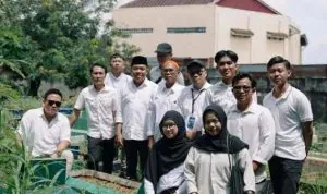 Pengurus Daerah (PD) Persatuan Seniman Komedi Indonesia (PaSKI) Provinsi Sumatera Selatan (Sumsel) menggelar kegiatan ziarah ke makam almarhum Den Yahya atau yang lebih dikenal dengan nama Wak Yah, salah satu tokoh komedian legendaris asal Sumsel. (SIARANNUSANTARA.COM/OKTA)