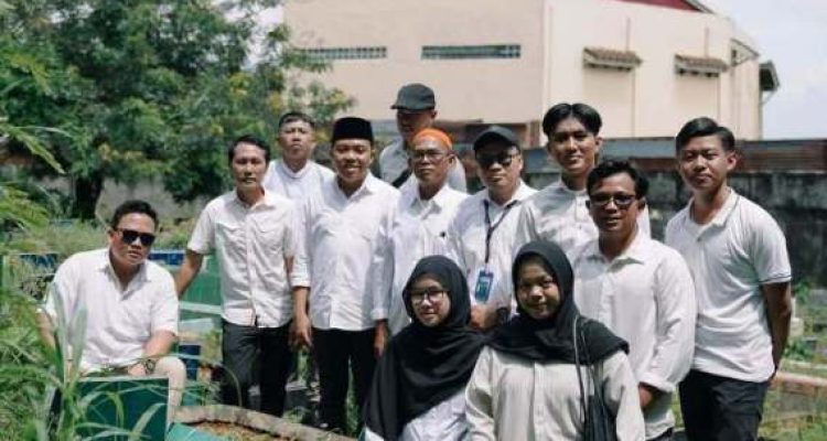 Pengurus Daerah (PD) Persatuan Seniman Komedi Indonesia (PaSKI) Provinsi Sumatera Selatan (Sumsel) menggelar kegiatan ziarah ke makam almarhum Den Yahya atau yang lebih dikenal dengan nama Wak Yah, salah satu tokoh komedian legendaris asal Sumsel. (SIARANNUSANTARA.COM/OKTA)