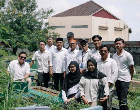 Pengurus Daerah (PD) Persatuan Seniman Komedi Indonesia (PaSKI) Provinsi Sumatera Selatan (Sumsel) menggelar kegiatan ziarah ke makam almarhum Den Yahya atau yang lebih dikenal dengan nama Wak Yah, salah satu tokoh komedian legendaris asal Sumsel. (SIARANNUSANTARA.COM/OKTA)
