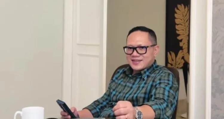 Wakil Ketua DPRD Kabupaten PALI, Firdaus Hasbullah, S.H., M.H., mendesak pemerintah dan Badan Gizi Nasional untuk melakukan evaluasi total terhadap pelaksanaan program Makan Bergizi Gratis, menyusul insiden keracunan massal yang menimpa puluhan pelajar di Kecamatan Talang Ubi pada hari Senin, tanggal 5 Mei 2025.