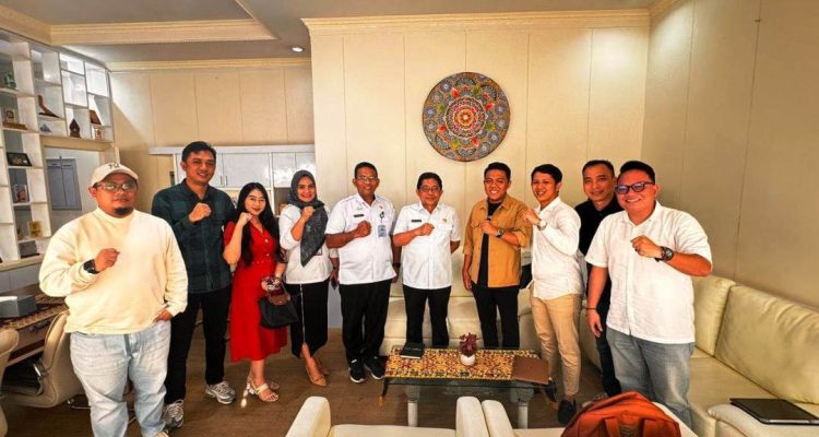 Pengurus BPD Himpunan Pengusaha Muda Indonesia (HIPMI) Sumatera Selatan Bidang VIII yang membawahi sektor Pariwisata, Industri Kreatif, dan Infokomdigi melakukan audiensi dengan Kepala Dinas Kebudayaan dan Pariwisata (Disbudpar) Provinsi Sumatera Selatan, Pandji Tjahjanto, pada Rabu sore (21/5) di Kantor Disbudpar Prov. Sumsel.