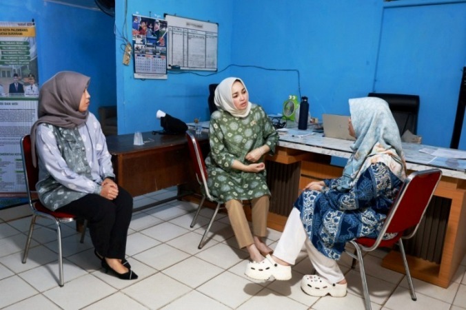 Anggota Dewan Perwakilan Daerah (DPD) Republik Indonesia, Hj. Eva Susanti, melakukan kunjungan ke kantor Kelurahan Kebun Bunga, Kecamatan Sukarami, Kota Palembang, pada hari Kamis, tanggal 12 Juni 2025.