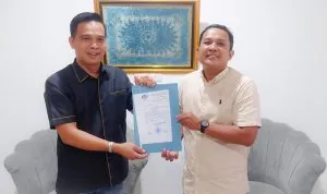 Riyansyah Putra, SH., CMSP resmi menerima Surat Mandat Ketua DPC Pro Jurnalismedia Siber (PJS) Kabupaten Muba dari Ketua DPD PJS Sumsel, Edi Triono, ST.
