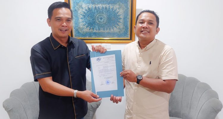 Riyansyah Putra, SH., CMSP resmi menerima Surat Mandat Ketua DPC Pro Jurnalismedia Siber (PJS) Kabupaten Muba dari Ketua DPD PJS Sumsel, Edi Triono, ST.