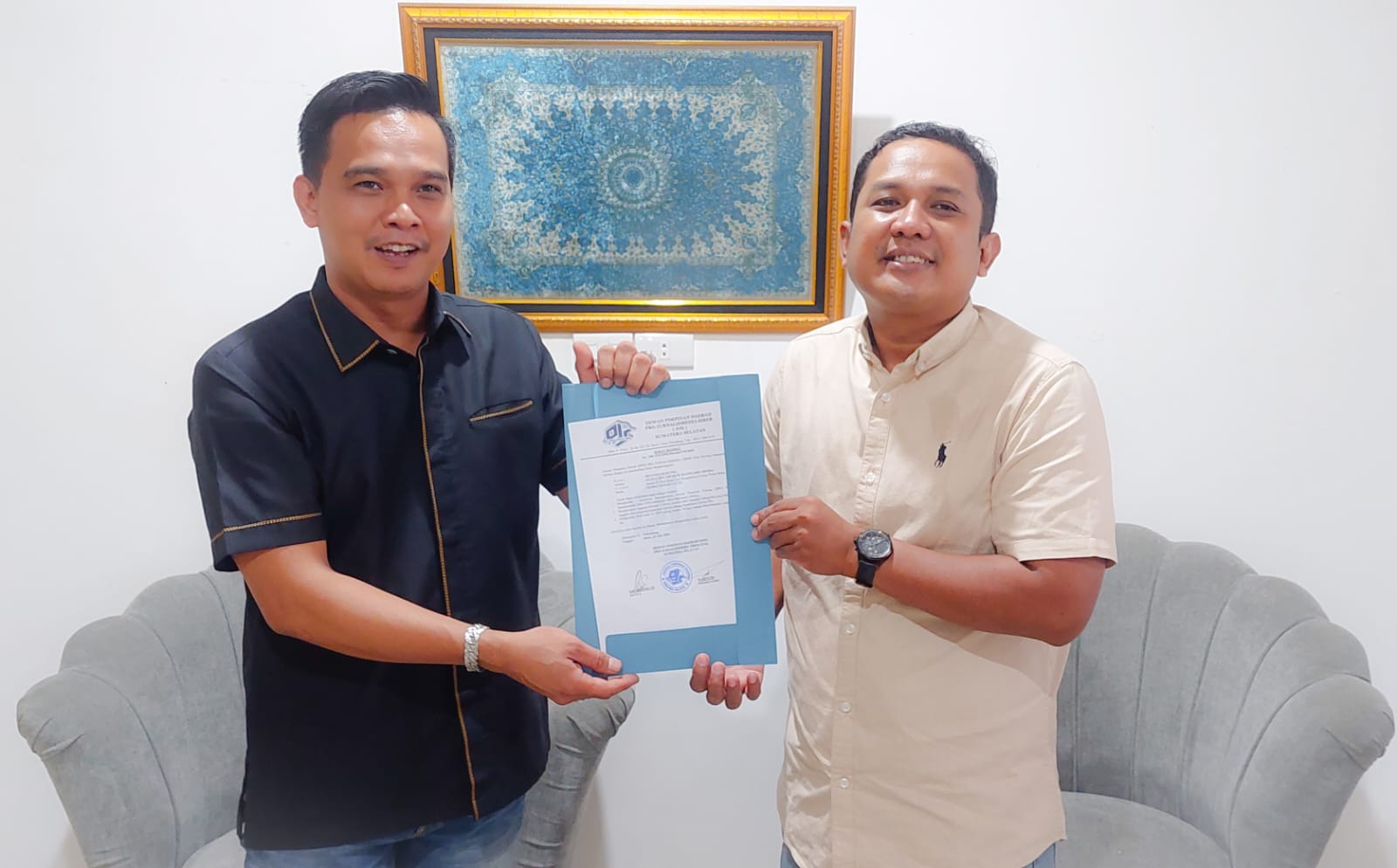 Riyansyah Putra, SH., CMSP resmi menerima Surat Mandat Ketua DPC Pro Jurnalismedia Siber (PJS) Kabupaten Muba dari Ketua DPD PJS Sumsel, Edi Triono, ST.