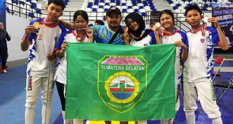 Alya Rubiya Yuki, Atlet Anggar dari Provinsi Sumatera Selatan, berhasil mendapatkan Medali perunggu pada Kejuaraan Anggar Wali Kota Cup II Kota Tangerang yang digelar di GOR Nambo, Banten, pada tanggal 27–29 Juni 2025.