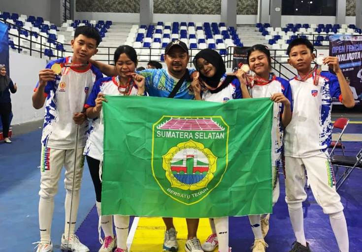 Alya Rubiya Yuki, Atlet Anggar dari Provinsi Sumatera Selatan, berhasil mendapatkan Medali perunggu pada Kejuaraan Anggar Wali Kota Cup II Kota Tangerang yang digelar di GOR Nambo, Banten, pada tanggal 27–29 Juni 2025.