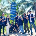 Mahasiswa Kelompok 9 Kuliah Kerja Nyata Tematik (KKNT) Stisipol Candradimuka menunjukkan kepedulian terhadap lingkungan dengan memasang plang edukasi sampah di Kelurahan Sungai Lais, Kecamatan Kalidoni, Palembang, pada hari Sabtu, tanggal 20 Juli 2025.
