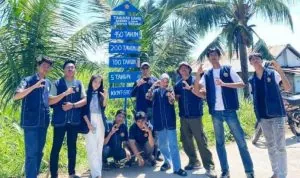 Mahasiswa Kelompok 9 Kuliah Kerja Nyata Tematik (KKNT) Stisipol Candradimuka menunjukkan kepedulian terhadap lingkungan dengan memasang plang edukasi sampah di Kelurahan Sungai Lais, Kecamatan Kalidoni, Palembang, pada hari Sabtu, tanggal 20 Juli 2025.