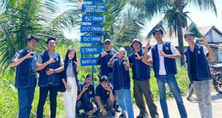 Mahasiswa Kelompok 9 Kuliah Kerja Nyata Tematik (KKNT) Stisipol Candradimuka menunjukkan kepedulian terhadap lingkungan dengan memasang plang edukasi sampah di Kelurahan Sungai Lais, Kecamatan Kalidoni, Palembang, pada hari Sabtu, tanggal 20 Juli 2025.