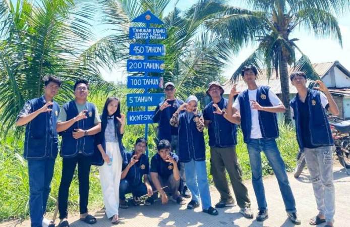 Mahasiswa Kelompok 9 Kuliah Kerja Nyata Tematik (KKNT) Stisipol Candradimuka menunjukkan kepedulian terhadap lingkungan dengan memasang plang edukasi sampah di Kelurahan Sungai Lais, Kecamatan Kalidoni, Palembang, pada hari Sabtu, tanggal 20 Juli 2025.